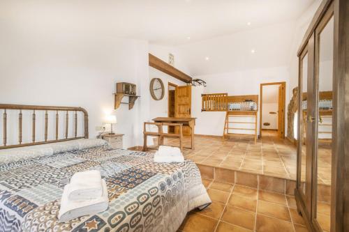 1 dormitorio con 1 cama y suelo de madera en Casa ponet, en Solsona