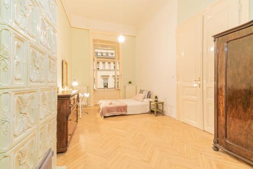 Cozy apartment in the heart of Budapest, 5 bedrooms 1061 Budapest, 4 Liszt Ferenc tér kép - 3