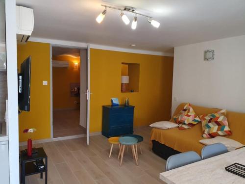 Cette petite chambre comprend un lit et une armoire bleue. dans l'établissement T2 neuf, RDJ dans villa sous les pins, port Carry, jardin terrasse indépendants, à Carry-le-Rouet