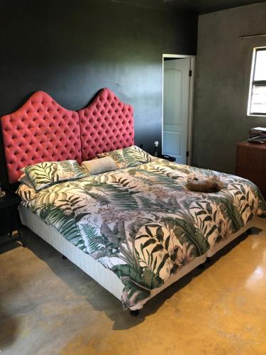 Un pat sau paturi într-o cameră la WaTa House in Felixton