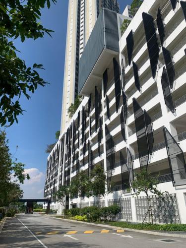 un edificio blanco con balcones negros en una calle en COMFY SKY SUITE Free Wifi & Netflix en Kajang