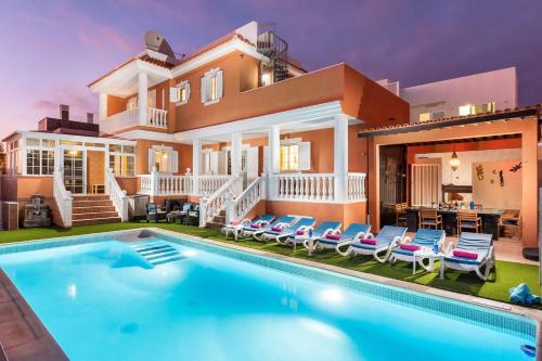 Villa Naranja with private heated pool, sea views, air conditioning, terrace, ITV and BBC channels, Wifi