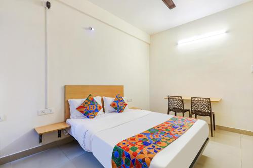 Ένα ή περισσότερα κρεβάτια σε δωμάτιο στο Fabhotel Tristar Residency - Nr Tambaram Railway Station