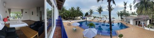 En udsigt til poolen hos Amor Resort Koh Rong eller i nærheden