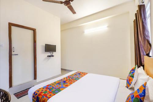 Ένα ή περισσότερα κρεβάτια σε δωμάτιο στο Fabhotel Tristar Residency - Nr Tambaram Railway Station