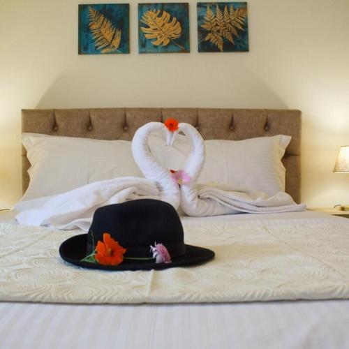 a bed with two swans made out of towels at DA Sea Breeze next to the sea in Faraí