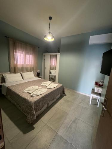 Säng eller sängar i ett rum på Akrotiri Luxury Suites