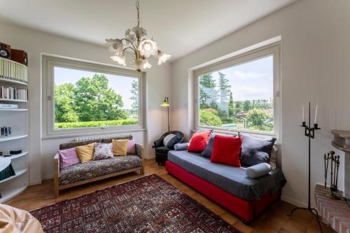 sala de estar con sofá y 2 ventanas en Casa Del Marchese With Private Pool, Castell’arqua en Vigostano