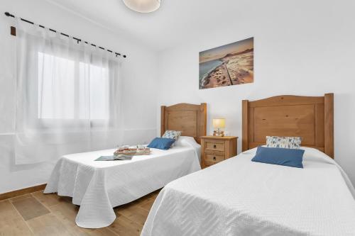 Dos camas una al lado de la otra en un dormitorio. en La Casilleta, en Betancuria
