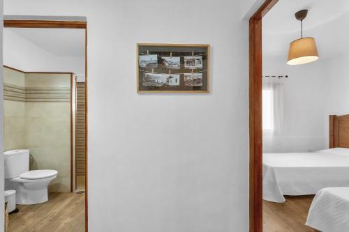 un baño con inodoro y espejo en La Casilleta, en Betancuria