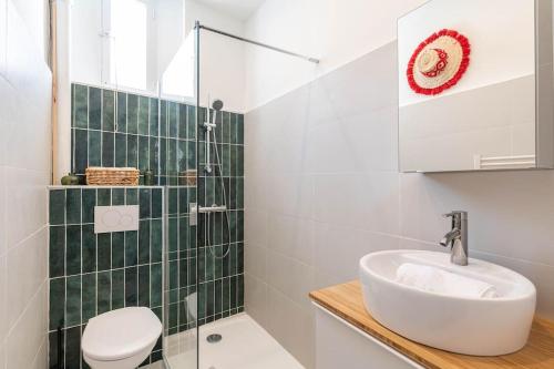 une salle de bain avec un lavabo et des toilettes dans l'établissement Superbe logement à 5mins des plages, proche Palais, à Cannes