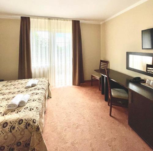 Habitación de hotel con cama y escritorio en Riviera -Adults Only, en Rewal