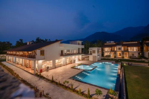 拉姆納格爾的住宿－Evara Spa & Resort，享有带游泳池的房屋的空中景致