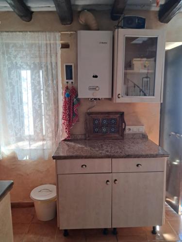 - une cuisine avec un comptoir, un lavabo et des toilettes dans l'établissement La Casita, à Cazalla de la Sierra