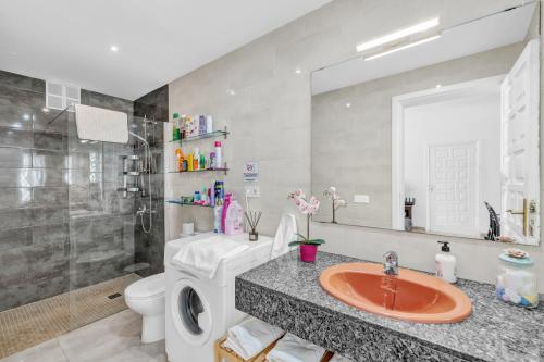 een badkamer met een wastafel, een toilet en een douche bij Coqueto y tranquilo Apartamento in Puerto del Carmen