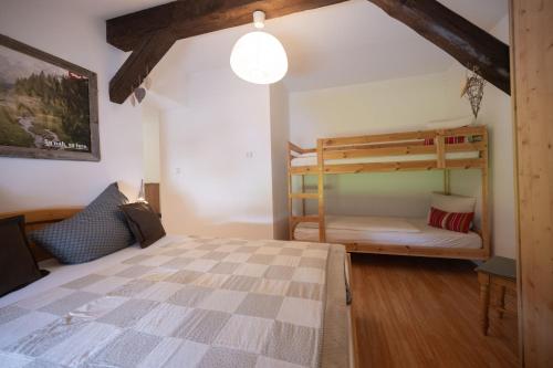 1 dormitorio con 2 literas en una habitación en Leindlhof en Kössen