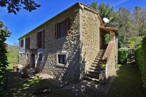 una casa de piedra con escaleras que conducen a ella en Casale Le Vigne, en Santa Fiora