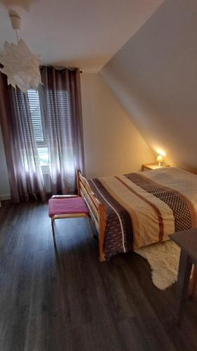 a bedroom with a large bed and a window at petite chambre sympathique in Hurtigheim