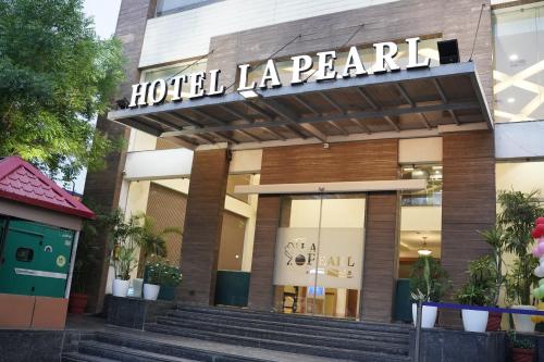 a hotel la pearla building with a sign on it w obiekcie Hotel LA PEARL, Bhopal w mieście Bhopal