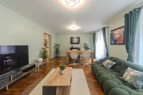 un salon avec un canapé et une table dans l'établissement Eiffel Playcation, à Paris