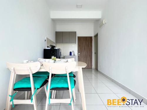 セパンにあるResidensi Lili 10 Mins to Aeon Nilai Shopping Mall Pool View 5PAXのテーブルと椅子のあるキッチンとダイニングルーム