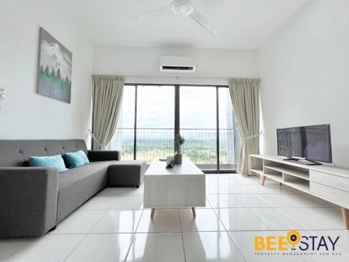 セパンにあるResidensi Lili 10 Mins to Aeon Nilai Shopping Mall Pool View 5PAXのソファとテレビのあるリビングルーム