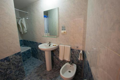 y baño con lavabo y aseo. en Hotel Carmen Almuñécar, en Almuñécar