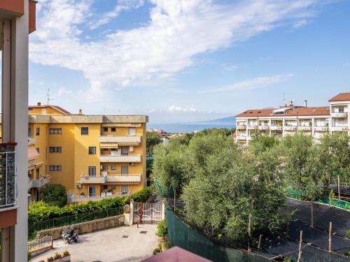 une vue depuis le balcon d'un immeuble dans l'établissement Nonno Angelo - 4 Bedrooms with Free Parking & Seaview Balcony, à Sorrente