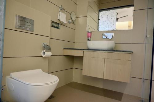 ein Badezimmer mit einem weißen WC und einem Waschbecken in der Unterkunft HOTEL CASA ROYALE in Amritsar