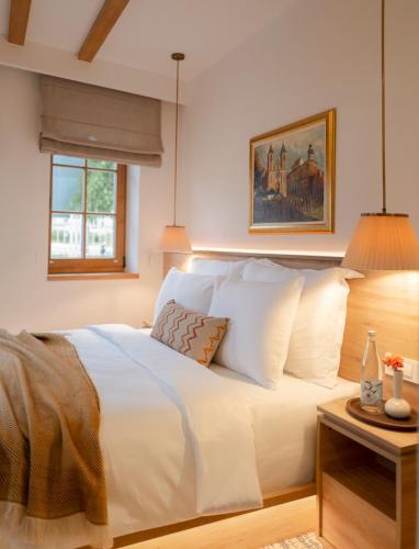 Una cama o camas en una habitación de Hotel Baškuća Sarajevo