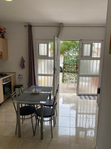 a dining room with a table and chairs in a kitchen at DELUXE ROOM IN APARTMENT SHARED in Los Cristianos Playa HabitaciónSTANZA air-conditioned in Arona