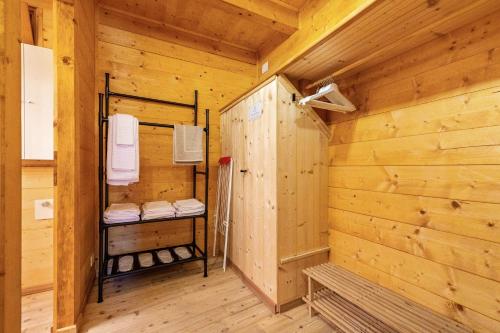 eine Holzhütte mit einer Sauna und Handtüchern auf Regalen in der Unterkunft Wunderchalet in Daone