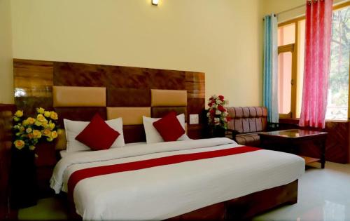 Кровать или кровати в номере Goroomgo Hotel The Mountain Paradise Rewalsar Mandi