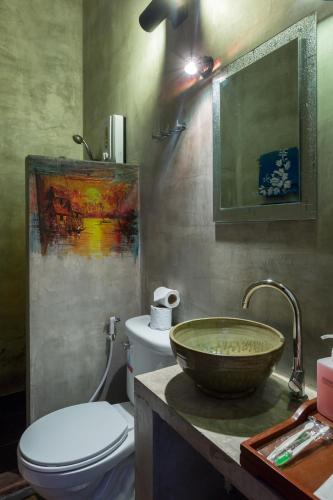 un bagno con un water e un lavandino con una tazza di Le Tigre Villa a Siem Reap