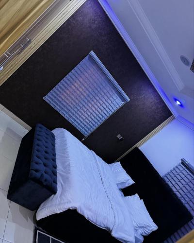 KadoにあるSukaad Apartmentのベッド1台が備わる客室です。