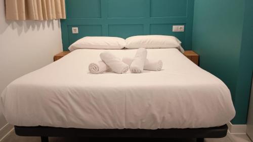 - un lit avec 2 oreillers et 2 serviettes dans l'établissement Resort Camping Santillana del Mar, à Santillana del Mar
