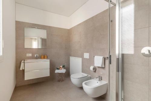 Koupelna v ubytování Magic Deluxe Suites - Free Parking