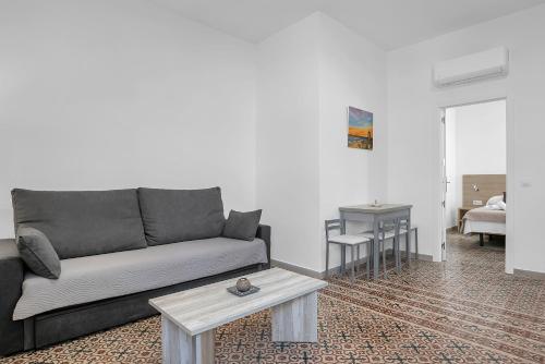 a living room with a couch and a table at Apartamento Guzmán B in Barbate