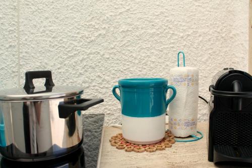 um fogão com uma cafeteira e comodidades para preparar café em Capitolo em Monopoli