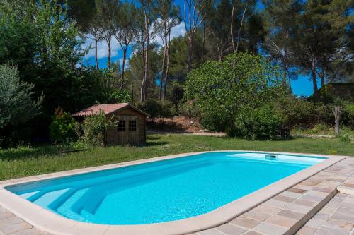 une grande piscine bleue dans une cour dans l'établissement Rez-de-villa à 15 minutes de Cassis, à Roquefort-la-Bédoule