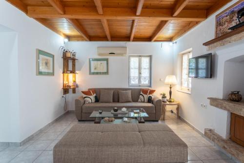 Χώρος καθιστικού στο Spacious Home with Yard, Mytilene Lesvos