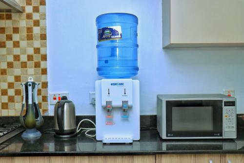 un microondas y una jarra de agua en un mostrador en Magazi suites 3, en Nairobi