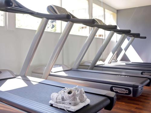 a row of three treadmill machines in a gym at Pullman Madrid Airport & Feria in Madrid