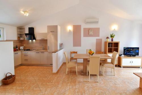 eine Küche und ein Esszimmer mit einem Tisch und Stühlen in der Unterkunft Relax in Preko