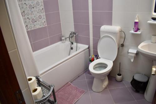 ห้องน้ำของ Enjoy Apartments - Skyview Residence