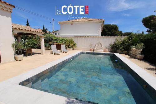 une piscine dans l'arrière-cour d'une maison dans l'établissement Villa La Colombière, à Sausset-les-Pins