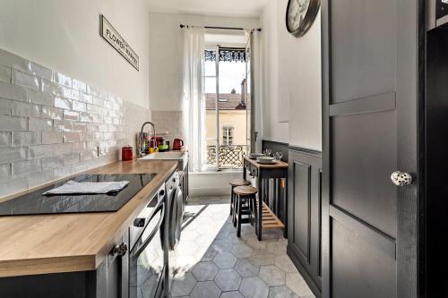 une cuisine avec un évier et un plan de travail dans l'établissement Lyon 6 / Villeurbanne refait à neuf en 2024, à Lyon