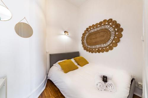 une chambre avec un lit avec un miroir au mur dans l'établissement Lyon 6 / Villeurbanne refait à neuf en 2024, à Lyon