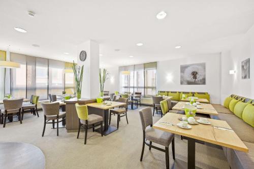 comedor con mesas y sillas en Best Western Hotel Favorit en Ludwigsburg