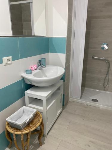 un baño con lavabo y ducha en le tre stelle, en Castellabate